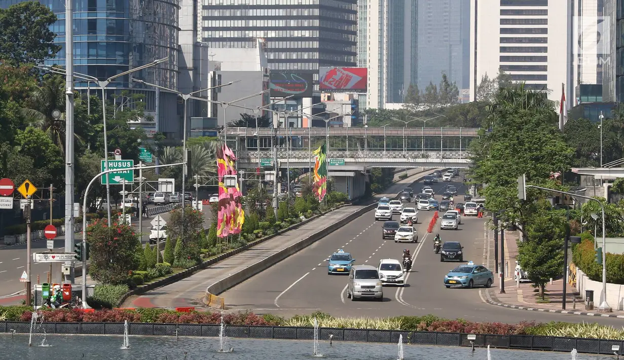 Arus lalu lintas di kawasan Bundaran HI, Jakarta, Minggu (18/6). Pelaksanaan car free day di Jalan Sudirman - MH Thamrin yang rutin digelar setiap pekan, ditiadakan sementara mulai 18 Juni hingga 2 Juli 2017. (Liputan6.com/Immanuel Antonius)
