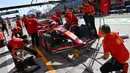 Pembalap Ferrari asal Spanyol, Carlos Sainz Jr melakukan pit stop saat sesi latihan pertama Grand Prix Formula1 Bahrain di Sirkuit Internasional Bahrain, Sakhir pada 29 Februari 2024. (ANDREJ ISAKOVIC/AFP)