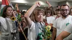 Aktivis iklim asal Swedia, Greta Thunberg tiba di Bandara Internasional Eleftherios Venizelos di Athena, Yunani, Senin 6 Oktober 2025 setelah dideportasi dari Israel karena ikut serta dalam armada Global Sumud Flotilla (GSF) menuju Gaza. (AP Photo/Petros Giannakouris)