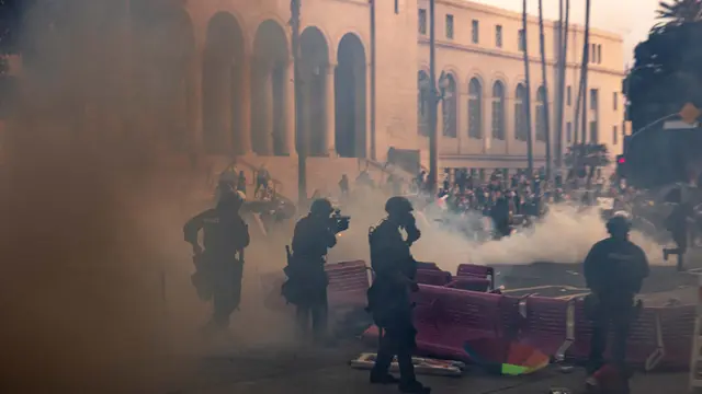 Los Angeles Membara, Pengunjuk Rasa Anti Kebijakan Imigrasi Trump Bentrok dengan Garda Nasional