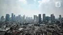 Pemandangan gedung bertingkat dan pemukiman padat penduduk di Jakarta, Selasa (5/4/2022). Bank Dunia menurunkan proyeksi pertumbuhan ekonomi Indonesia pada tahun 2022 menjadi 5,1 persen pada April 2022, dari perkiraan sebelumnya 5,2 persen pada Oktober 2021. (merdeka.com/Iqbal S. Nugroho)