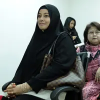 Sidang cerai ustaz Ahmad Alhabsyi dan Putri Aisyah Aminah kembali di gelar di Pengadilan Agama Jakarta Selatan. Pada sidang kali ini, Putri berharap suaminya cepat memberikan talak. (Deki Prayoga/Bintang.com)