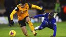 Pemain Wolverhampton Wanderers, Pedro Neto, berebut bola dengan bek Chelsea, N'Golo Kante, pada laga Liga Inggris di Stadion Molineux, Rabu (16/12/2020). Chelsea tumbang dengan skor 2-1. (Michael Steele/Pool via AP)