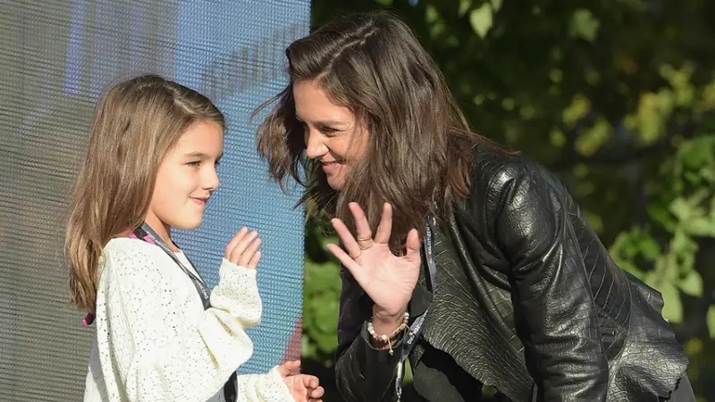 Suri dan Katie Holmes