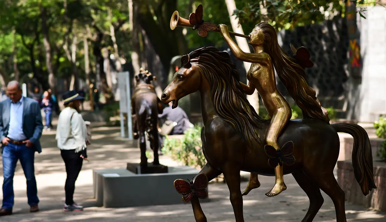 Patung "Lady Godiva dengan Butterflies" ikut dipajang saat pameran "Salvador Dali: Urban Dreams" di Mexico City, Selasa (14/3). Patung-patung tersebut adalah karya seniman asal spanyol bernama Salvador Dali. (AFP PHOTO / RONALDO SCHEMIDT)