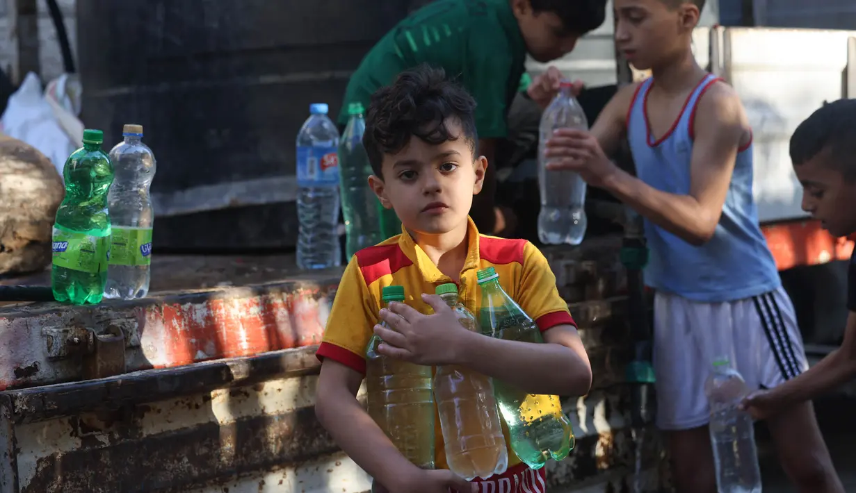 Anak-anak sangat rentan terhadap kondisi kurangnya akses terhadap air bersih, sanitasi, dan perlindungan dari cuaca ekstrem. (MOHAMMED ABED/AFP)