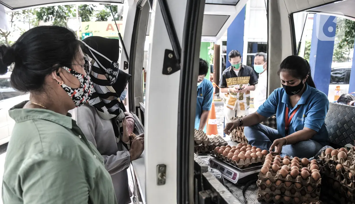 Warga saat membeli telur saat Gelar Pangan Murah di Pasar Tebet Barat, Jakarta, Rabu (23/12/2020). Telur ayam pada Gelar Pangan Murah ini dijual dengan paket Rp24.000 per kilogram dan Rp45.000 per tray atau kotak. (merdeka.com/Iqbal S. Nugroho)