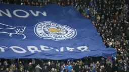  Suporter Leicester City membentangkan bendera klub sebelum laga antara Leicester vs Norwich City di Stadion King Power, Inggris, Sabtu (27/2/2016) malam WIB. (Reuters/Andrew Yates)