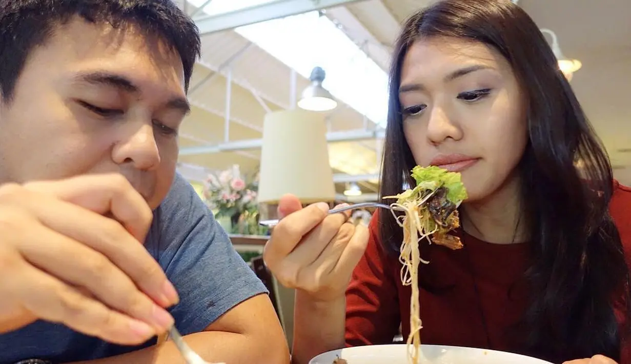 "Ya karena cocok aja. Kan beda-beda gimana orang bisa suka sama orang lain. Mungkin karena ada yang dia senengin. Banyak lah hal yang membuat satu orang suka ke yang lain. Kebetulan kita berdua cocok," tuntasnya. (Instagram/anissaaziza)