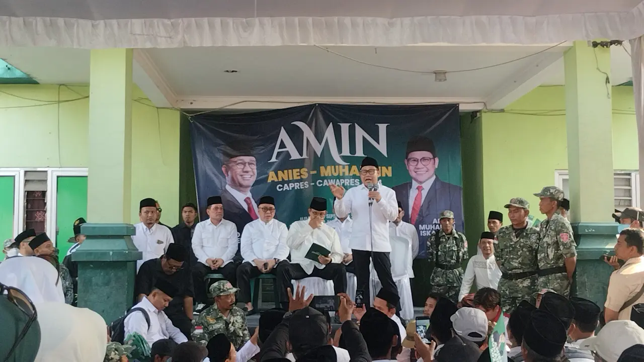 Anies Baswedan dan Muhaimin Iskandar di hadapan simpatisan PKB dan santri Pondok Pesantren Mamba'ul Ma'arif Denanyar, Jombang, Jawa Timur, Jumat (29/9/2023). (Liputan6.com/Winda Nelfira)