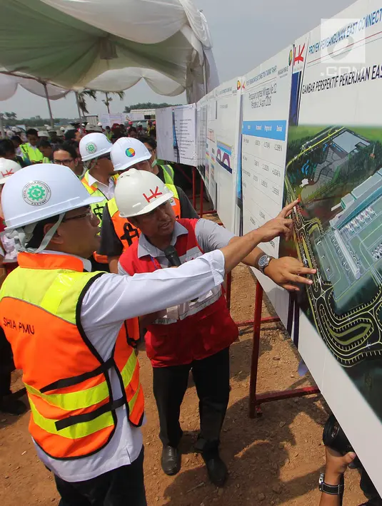 Menteri Perhubungan Budi Karya Sumadi (kiri) melihat gambar proyek pembangunan East Connection, Project Runway, dan Apron Cargo di kawasan Bandara Soekarno – Hatta, Banten, Minggu (15/4). (Merdeka.com / Arie Basuki)