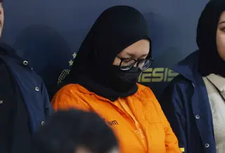 Keduanya diduga menipu puluhan calon pengantin dengan menawarkan paket promo murah, tetapi gagal menyediakan layanan meskipun pembayaran telah diterima penuh. Tampak dalam foto, Ayu Puspita, pemilik Wedding Organizer by Ayu Puspita, dhadirkan pada rilis kasusnya di Gedung Ditreskrimum Polda Metro Jaya, Sabtu (13/12/2025). (Kapanlagi.com/Budy Santoso)