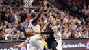 Pemain San Antonio Spurs, Danny Green (kanan), mengecoh pemain Golden State Warriors, Draymond Green (23), pada lanjutan NBA di AT&T Center, San Antonio, AS, (10/4/2016). (Reuters/Soobum Im-USA Today Sports)