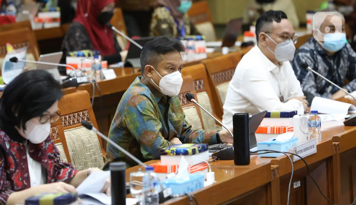 Menteri Kesehatan Budi Gunadi Sadikin mengikuti rapat kerja dengan Komisi IX DPR di Kompleks Parlemen, Senayan, Jakarta, Senin (4/7/2022). Raker membahas perubahan Tarif Indonesian - Case Based Groups (INA-CBGs) dan kapitasi dalam rangka implementasi kebutuhan dasar kesehatan. (Liputa6.com/Angga Yuniar)
