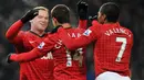 Gelandang Manchester United, Antonio Valencia (kanan) dan Javier Hernandez merayakan gol yang dicetak Wayne Rooney ke gawang West Ham pada laga ulangan putaran ketiga Piala FA 2012/2013 di Old Trafford Stadium, Manchester (16/1/2013). Sejak didatangkan MU dari Wigan pada 2009/2010 hingga 2011/2012, Antonio Valencia memakai nomor punggung 25. Pada 2012/2013 ia diserahi nomor punggung 7 yang ditinggalkan Michael Owen. Pada musim 2013/2014 nomor 7 menjadi tak bertuan setelah ia kembali memakai nomor lamanya, 25. (AFP/Paul Ellis)