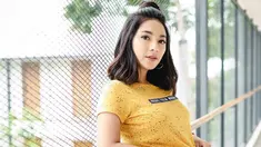 Wanita yang kerap menghiasi berbagai sinetron maupun judul FTV ini memang dikenal punya paras cantik. Selain itu, penampilannya juga selalu fashionable. Kali ini, Dinda Kirana tampil kece dengan gaya kasual. Kaus kuning yang ia kenakan terlihat simpel dan keren. (Liputan6.com/IG/@dindakirana.s)