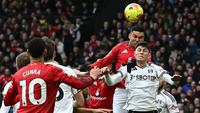 Pemain MU, Casemiro, mencetak gol ke gawang Fulham dalam lanjutan Liga Inggris 2025/2026 di Old Trafford, Minggu (1/2/2026) malam WIB. (Paul ELLIS / AFP)