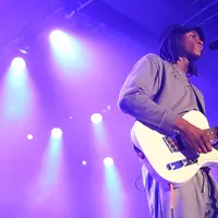 "Apa kabar? Aku cinta kamu!" adalah cara Daniel Caesar menyapa penonton yang disambut riuh. (Bambang E. Ros/Bintang.com)