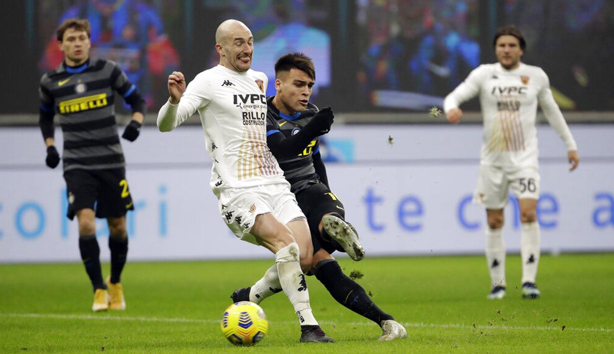 Pemain Inter Milan Lautaro Martinez (kanan) mencetak gol ke gawang Benevento pada pertandingan Serie A Liga Italia di Stadion San Siro, Milan, Italia, Sabtu (30/1/2021). Inter Milan membantai Benevento 4-0. (AP Photo/Luca Bruno)
