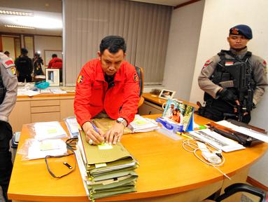 Dirtipikor Bareskrim Polri menggeledah kantor PT.Polytama propindo di Jakarta, Kamis (18/6/2015). Penyidik menggeledah kantor pendiri TPPI Honggo Wendratmo terkait korupsi penjualan kondensat dari SKK Migas kepada PT TPPI. (Liputan6.com/Yoppy Renato)