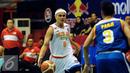 Pebasket Pelita Jaya, Julius Achmad Faisal (kiri) mencoba melewati hadangan pemain Bimasakti, Panji Iqbal Winarya saat laga Indonesia Basketball League 2015-2016 di Jakarta, Rabu (13/1/2016). Pelita Jaya unggul 86-36. (Liputan6.com/Helmi Fithriansyah)