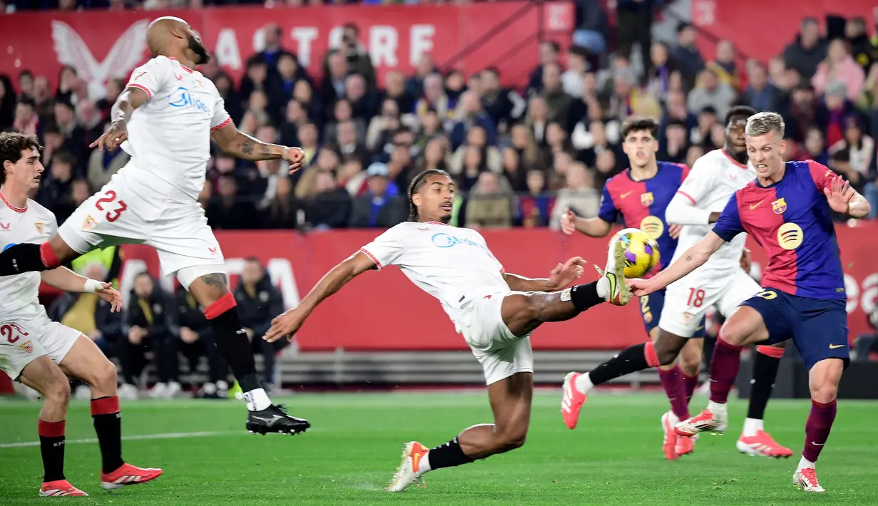 Bertandang ke markas Sevilla FC di pekan ke-23 Liga Spanyol 2024/2025, Barcelona berhasil meraih poin penuh usai menumbangkan tuan rumah dengan skor 4-1. (CRISTINA QUICLER/AFP)