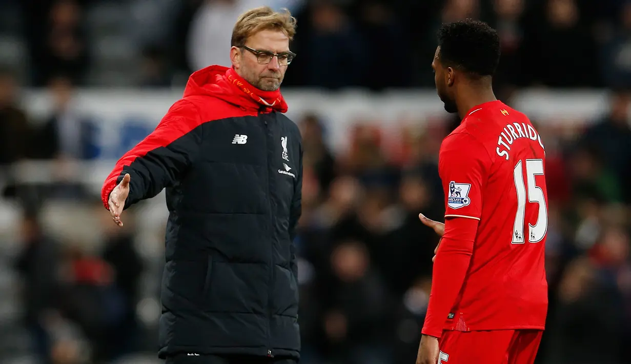 Pelatih Liverpool, Jurgen Klopp (kiri) berjabat tangan dengan Daniel Sturridge usai pertandingan melawan Newcastle di Liga Inggris di Stadion St James Park, Inggris (6/12). Liverpool kalah 2-0 atas Newcastle. (Reuters/Lee Smith)