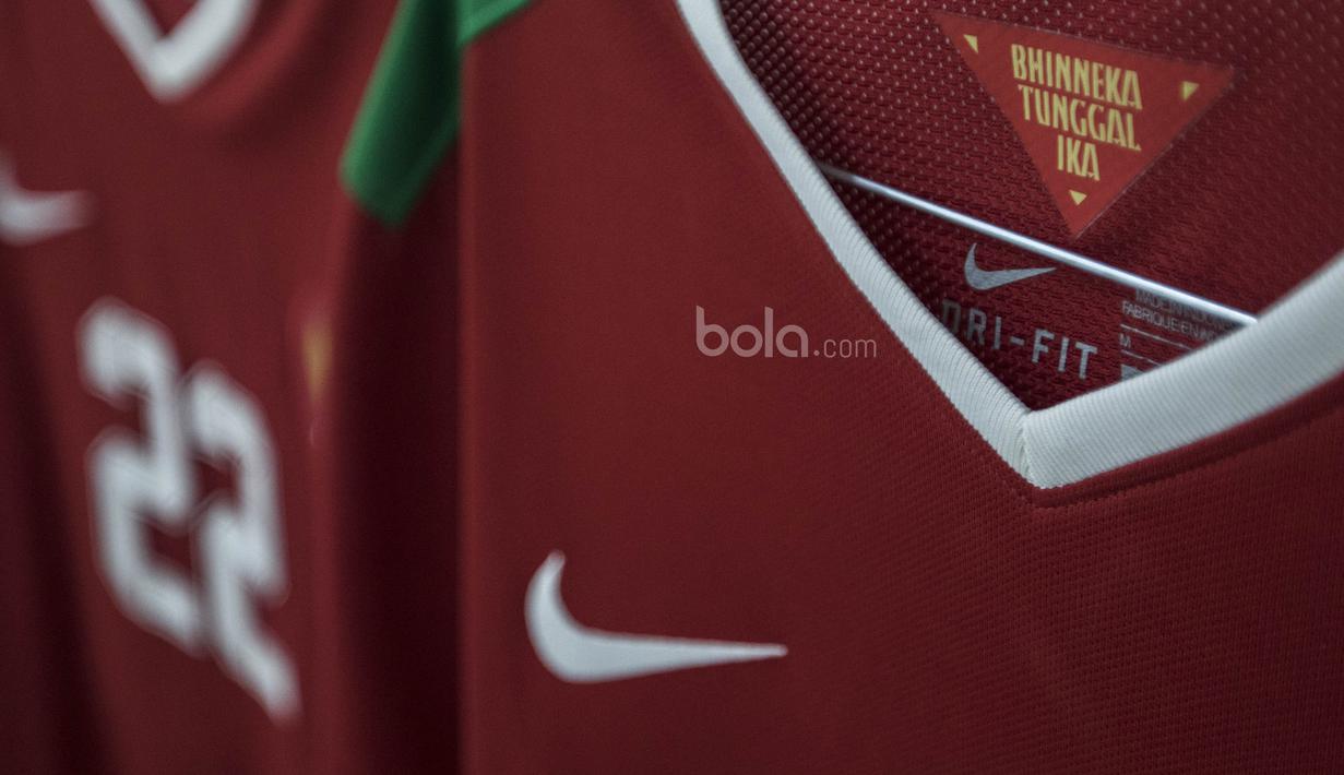 Terdapat sebuah tulisan Bhinneka Tunggal Ika yang merupakan semboyan dari bangsa Indonesia di salah satu sisi jersey Timnas Indonesia. (Bola.com/Vitalis Yogi Trisna)