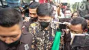 Kepala Kantor Pajak Madya Jakarta Timur, Wahono Saputro, tertunduk saat meninggalkan  Gedung Merah Putih KPK, Jakarta Selatan, Selasa (14/3/2023). Wahono yang mengenakan baju batik berwarna coklat terus menunduk saat dicecar pertanyaan oleh awak media. (Liputan6.com/Faizal Fanani)