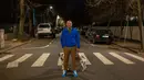Andrei Mita (33) berpose dengan anjingnya Pablo dan Ayrton di Bucharest (28/3/2020). Undang-undang militer, yang disahkan pemerintah Rumania untuk mengurangi penyebaran virus corona, menyatakan berjalan bersama anjing adalah salah satu  kegiatan yang masih diizinkan. (AFP/Andrei Pungovschi)