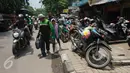 Sejumlah pejalan kaki terpaksa berjalan di bahu jalan kawasan Juanda, Kota Bekasi, 4 Oktober 2016. Hak pejalan kaki di Kota Bekasi terampas karena trotoar yang seharusnya digunakan pejalan kaki menjadi lahan parkir kendaraan bermotor. (Foto: Fajar)