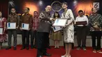 Ketua Umum PROPAMI (kiri) memberi piagam penghargan kepada Head of Protokol and Public Affairs Irnawati W Kahardja yang mewakili PT Surya Citra Media (SCM) Tbk dalam CSA Award 2019, Jakarta, Kamis (18/7/2019). SCM mendapat penghargaan CSA Award 2019 katagori growth stock. (Liputan6.com/Angga Yuniar)