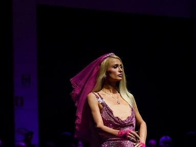 Paris Hilton tampil di fashion show Versace musim semi/panas 2022. (AP Photo/Alberto Pezzali)