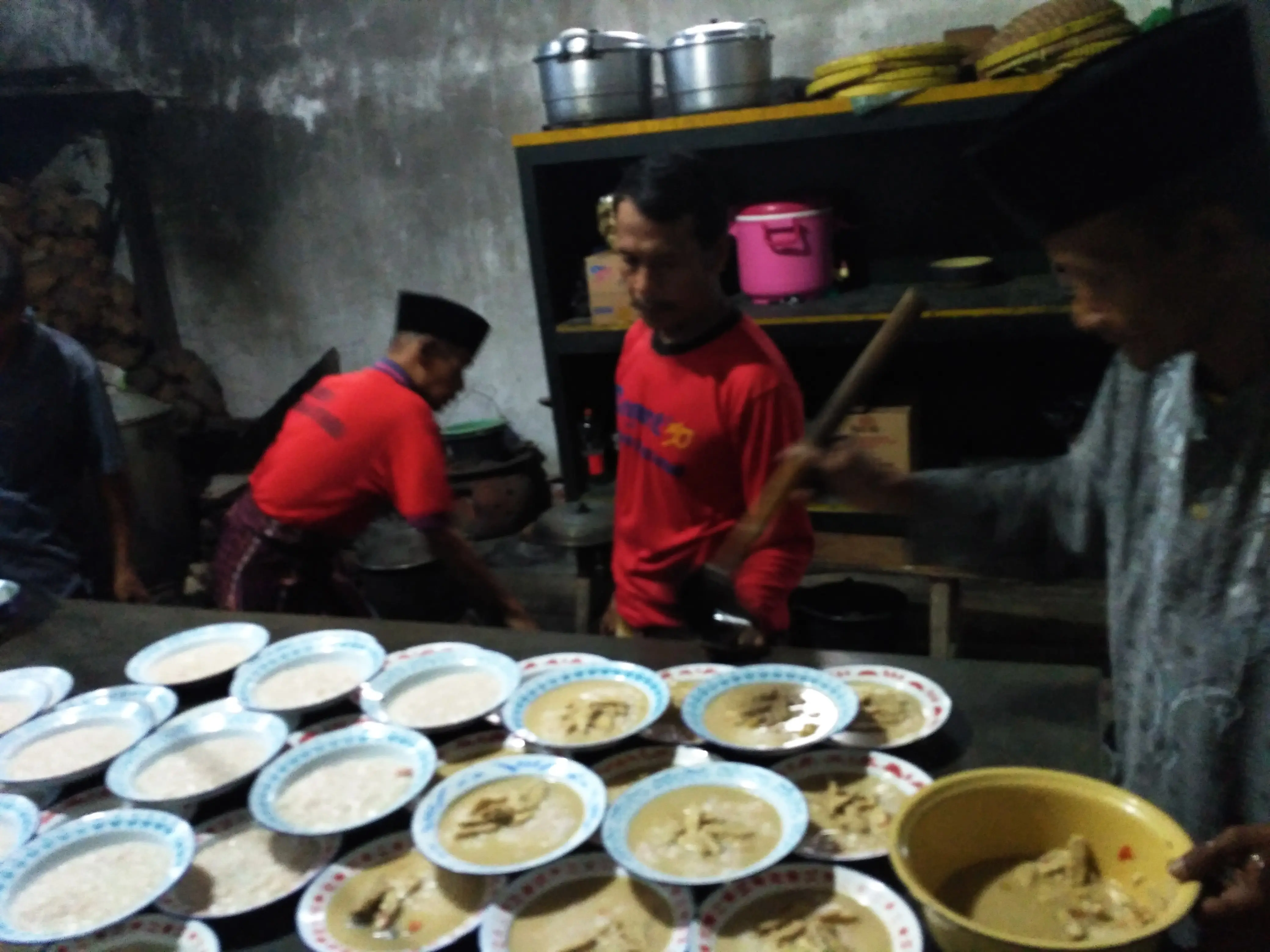 Masjid Sabiilurrosya.ad, Dusun Kauman, Desa Wijirejo, Kecamatan Pandak, Bantul, Daerah Istimewa Yogyakarta, melestarikan tradisi berbuka puasa dengan bubur lodeh. (Liputan6.com/Switzy Sabandar)
