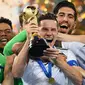 Gelandang Jerman, Julian Draxler, memegang piala merayakan gelar juara Piala Konfederasi di Stadion Saint Petersburg, Rusia, Minggu (2/7/2017). (AFP/Franck Fife)