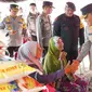 Wakil Kapolda Riau Brigjen Kasihan Rahmadi menyalami korban bencana banjir sebelum menyalurkan bantuan. (Liputan6.com/M Syukur)