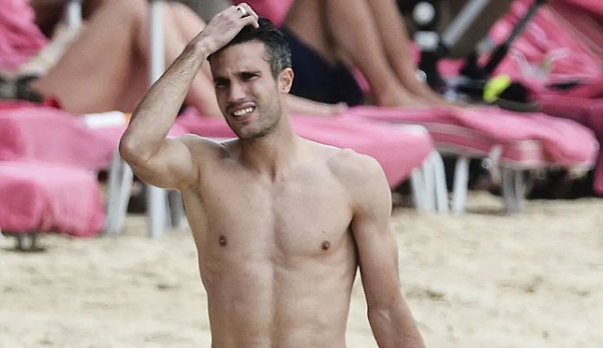 Robin van Persie membawa pelampung badan bersiap-siap untuk menaiki motor boat (17/07/2014) (dailymail.co.uk)