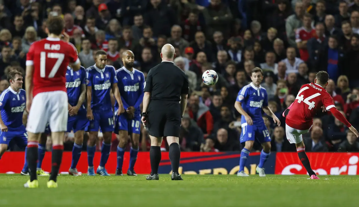 Pemain Manchester United, Andreas Pereira, mencetak gol kedua ke gawang Ipswich Town dalam laga putaran ketiga Piala Liga Inggris di Stadion Old Trafford, Manchester, Inggris, Kamis (24/9/2015) dini hari WIB. (Action Images via Reuters/Ed Sykes)