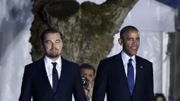 Aktor Leonardo DiCaprio dan Presiden AS Barack Obama berjalan menghadiri diskusi membahas perubahan iklim selama "South by South Lawn" (SXSL) festival di Gedung Putih (3/10). (AFP PHOTO/Mandel NGAN)