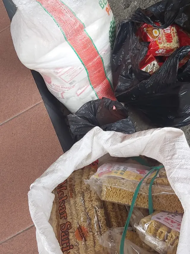 Mie barang bukti pembelian menggunakan uang hasil penjualan emas hasil curian dihadirkan dalam gelar kasus. (Foto: Liputan6.com/Felek Wahyu)