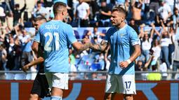 Ciro Immobile dan Sergej Milinkovic-Savic. Duet Lazio, Ciro Immobile dan Sergej Milinkovic-Savic total menyumbang 38 gol di Liga Italia pada musim 2021/2022. Rinciannya adalah Sergej Milinkovic-Savic mencetak 11 gol dan 11 assist, sementara penyerang asal Italia, Ciro Immobile total membukukan 27 gol dan 3 assist. (AFP/Vincenzo Pinto)