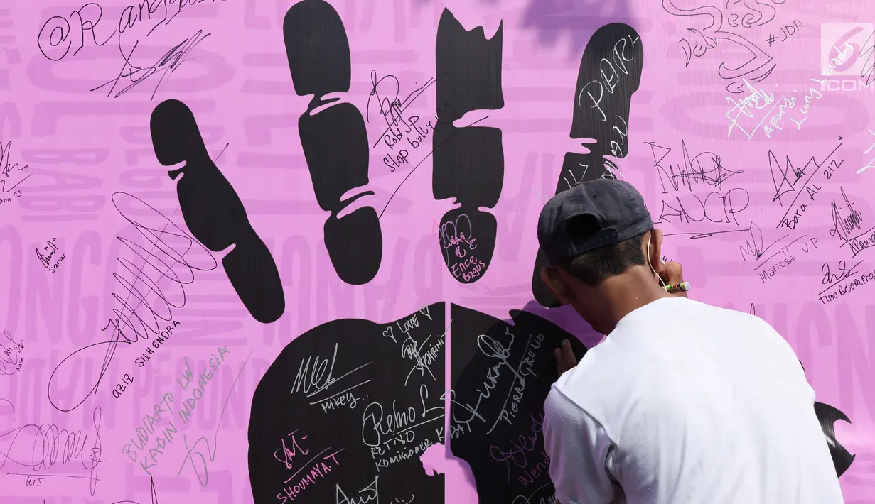 Warga menandatangani dukungan Stop Bullying saat acara Car Free Day di Kawasan Bundaran Hotel Indonesia, Jakarta, Minggu (13/5). (Liputan6.com/Helmi Fithriansyah)