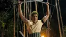 Pria keturunan Jepang dan Amerika ini dinilai sempurna perankan karakter Zoro. Ia sangat bagus dalam akting terutama terkait adegan action. Kerennya sosok Zoro ini sukses bikin pencinta One Piece mengapresiasinya. (Liputan6.com/IG/netflix)