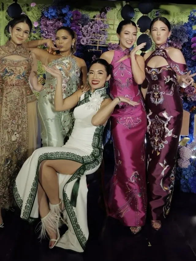 Felicia Hutapea Kenakan Cheongsam saat Upacara Sangjit Kedua Saudara Laki-lakinya. [@feliciahutapeaaa]