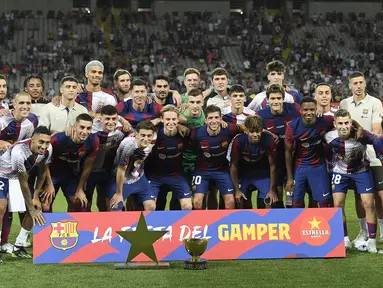 Pemain Barcelona berfoto bersama setelah memenangkan Piala Joan Gamper edisi ke-58 di Estadi Olimpic Lluis Companys, Barcelona, Rabu (09/08/2023) WIB. Barca menang dengan skor 4-2 atas Tottenham Hotspur. (AFP/Pau Barrena)