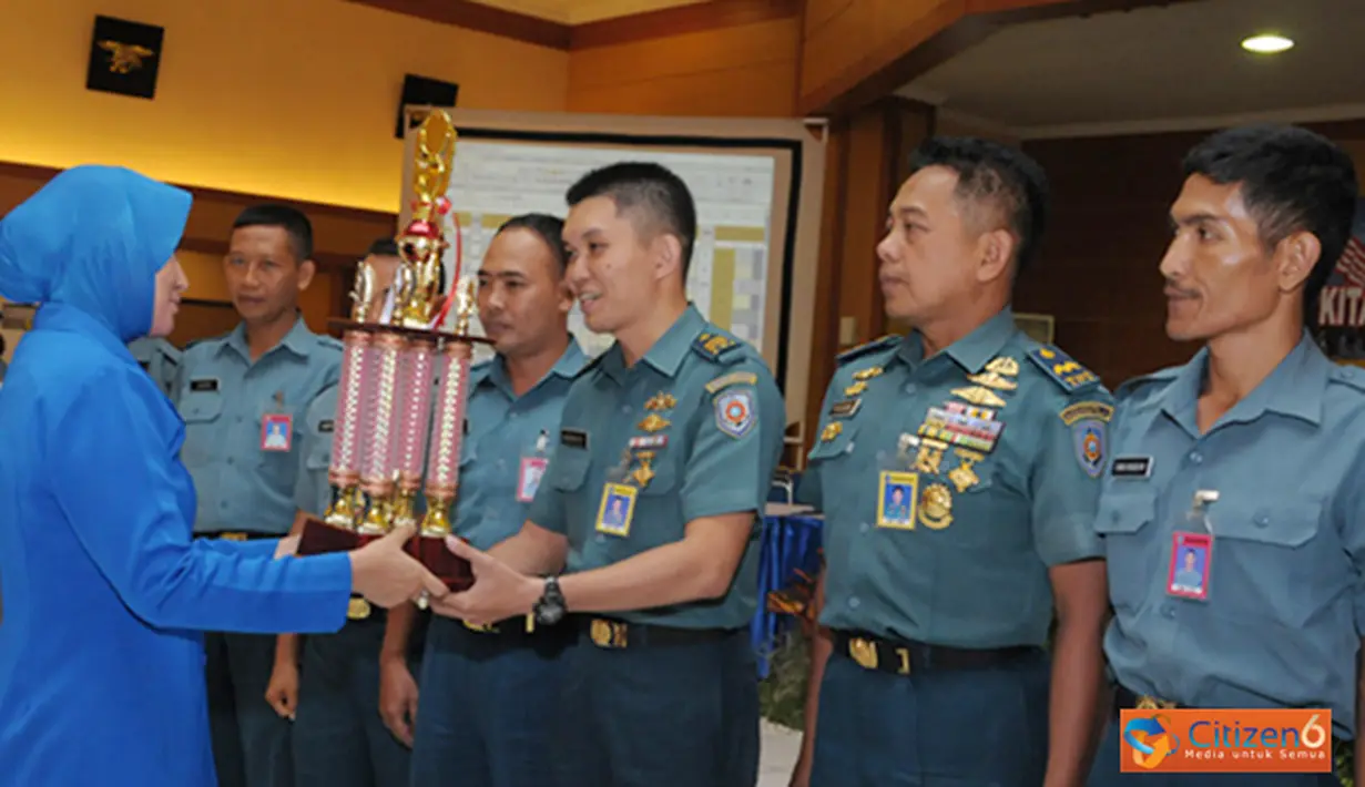 Citizen6, Surabaya: Ny Djoko Teguh Wahojo menyerahkan piala dan uang pembinaan kepada Tim Kobangdikal yang meraih Juara I Lomba Cerdas Cermat Bela Negara di gedung Moeljadi Kesatrian Bumimoro Kobangdikal, Selasa (16/10). (Pengirim: Penkobangdikal).