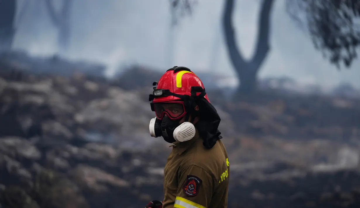 Puluhan kasus kebakaran terjadi hampir setiap hari di wilayah Yunani selama berminggu-minggu. (AP Photo/Thanassis Stavrakis)