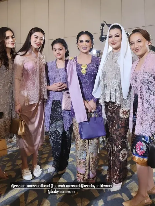 Reza Artamevia tampil dengan kebaya silver dipadukan kerudung putih dan kain batik sebagai bawahannya. [@adhesiregar]