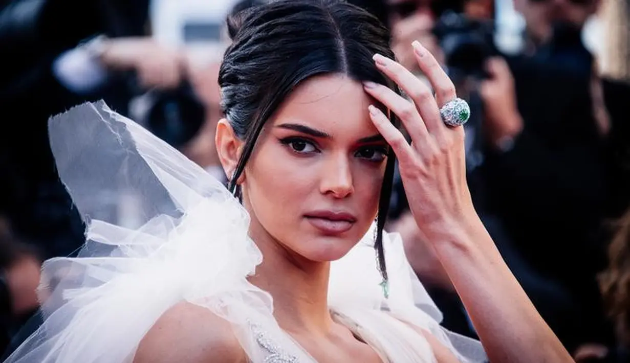 Dilansir dari HollywoodLife, Kendall Jenner ternyata tak miliki rencana untuk memilih salah satu dari dua pria tersebut. (hotnewhiphop.com)