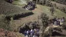 Orang-orang berjalan menuruni bukit saat mereka menghadiri pemakaman Rayan Oram (5) di Desa Ighran, Provinsi Chefchaouen, Maroko, 7 Februari 2022. Rayan Oram meninggal setelah terjebak selama lima hari dalam sumur kering sedalam 32 meter. (AP Photo/Mosa'ab Elshamy)